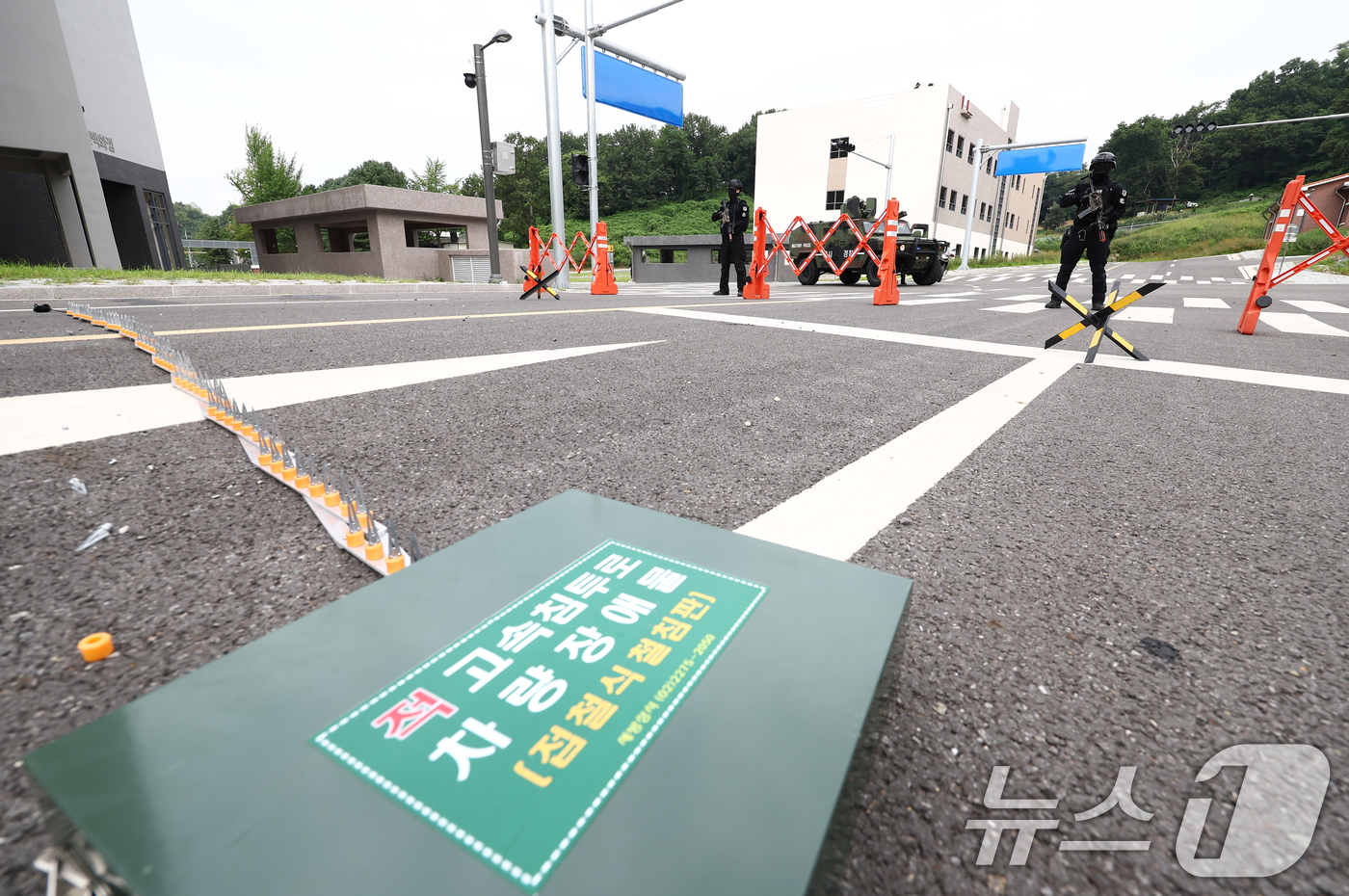 (인천=뉴스1) 김민지 기자 = 육군 51사단 장병들이 31일 오전 인천시 서구 도시지역전투훈련장에서 대테러 초동조치 및 도시지역 탐색격멸 훈련을 하고 있다.이번 훈련은 51사단 …