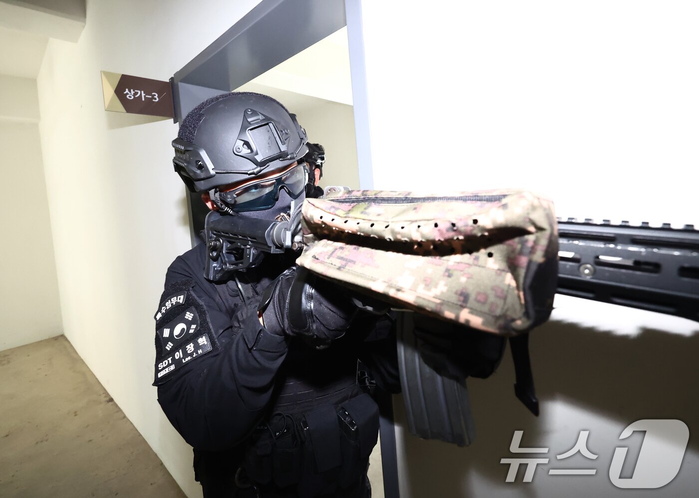 본문 이미지 - 육군 51사단 장병들이 31일 오전 인천시 서구 도시지역전투훈련장에서 대테러 초동조치 및 도시지역 탐색격멸 훈련을 하고 있다. 이번 훈련은 51사단 예하 기동대대, 각 여단 기동중대, 사단 대테러초동조치부대 등 200여 명이 참가했다. 2025.7.31/뉴스1 ⓒ News1 김민지 기자