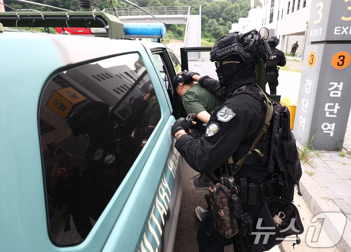 본문 이미지 - 육군 51사단 장병들이 31일 오전 인천시 서구 도시지역전투훈련장에서 대테러 초동조치 및 도시지역 탐색격멸 훈련을 하고 있다. 2025.7.31/뉴스1 ⓒ News1 김민지 기자