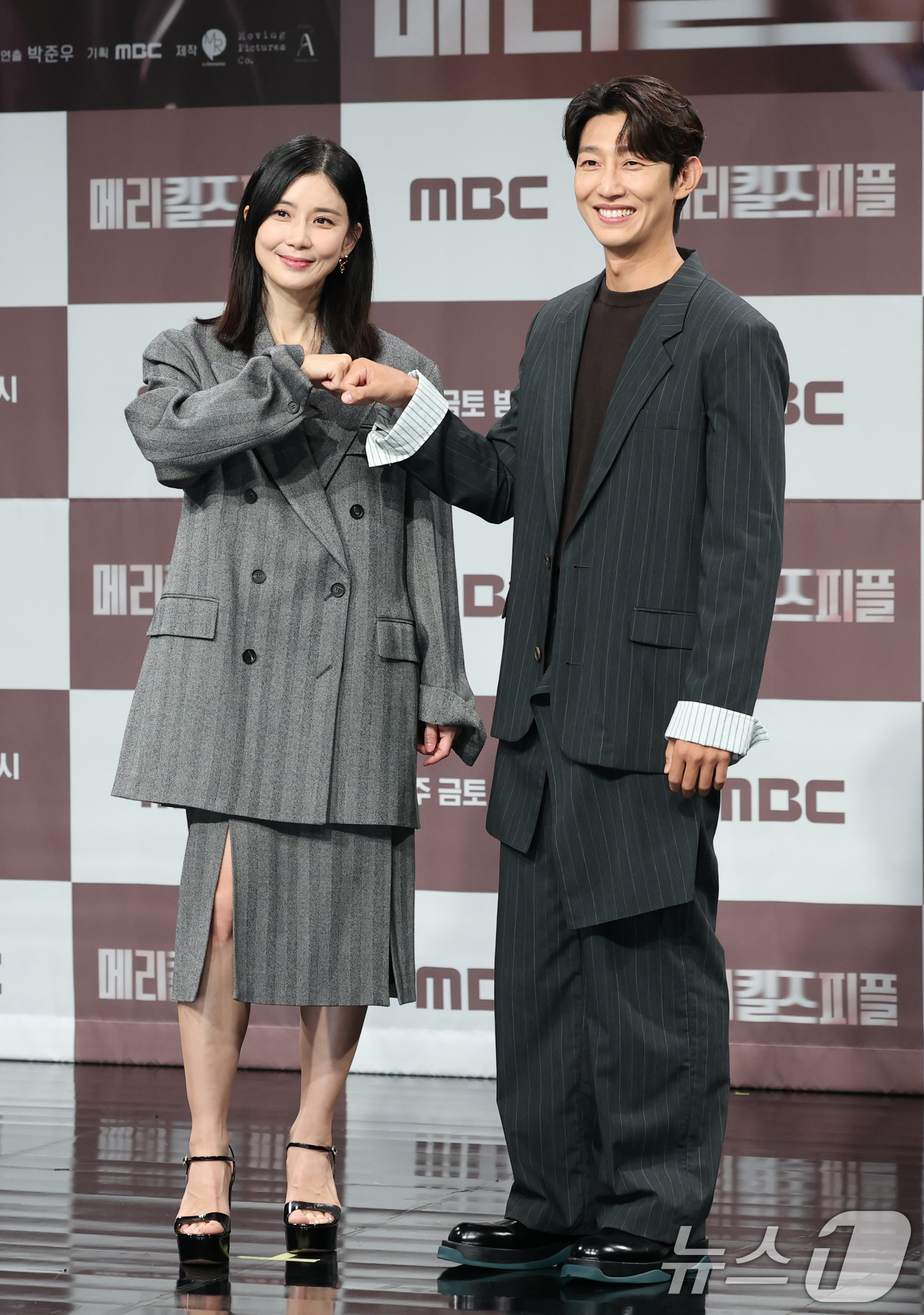 (서울=뉴스1) 권현진 기자 = 배우 이보영과 강기영(오른쪽)이 31일 오전 서울 마포구 MBC 골든마우스홀에서 열린 MBC 금토드라마 '메리킬즈피플' 제작발표회에 참석해 포즈를 …