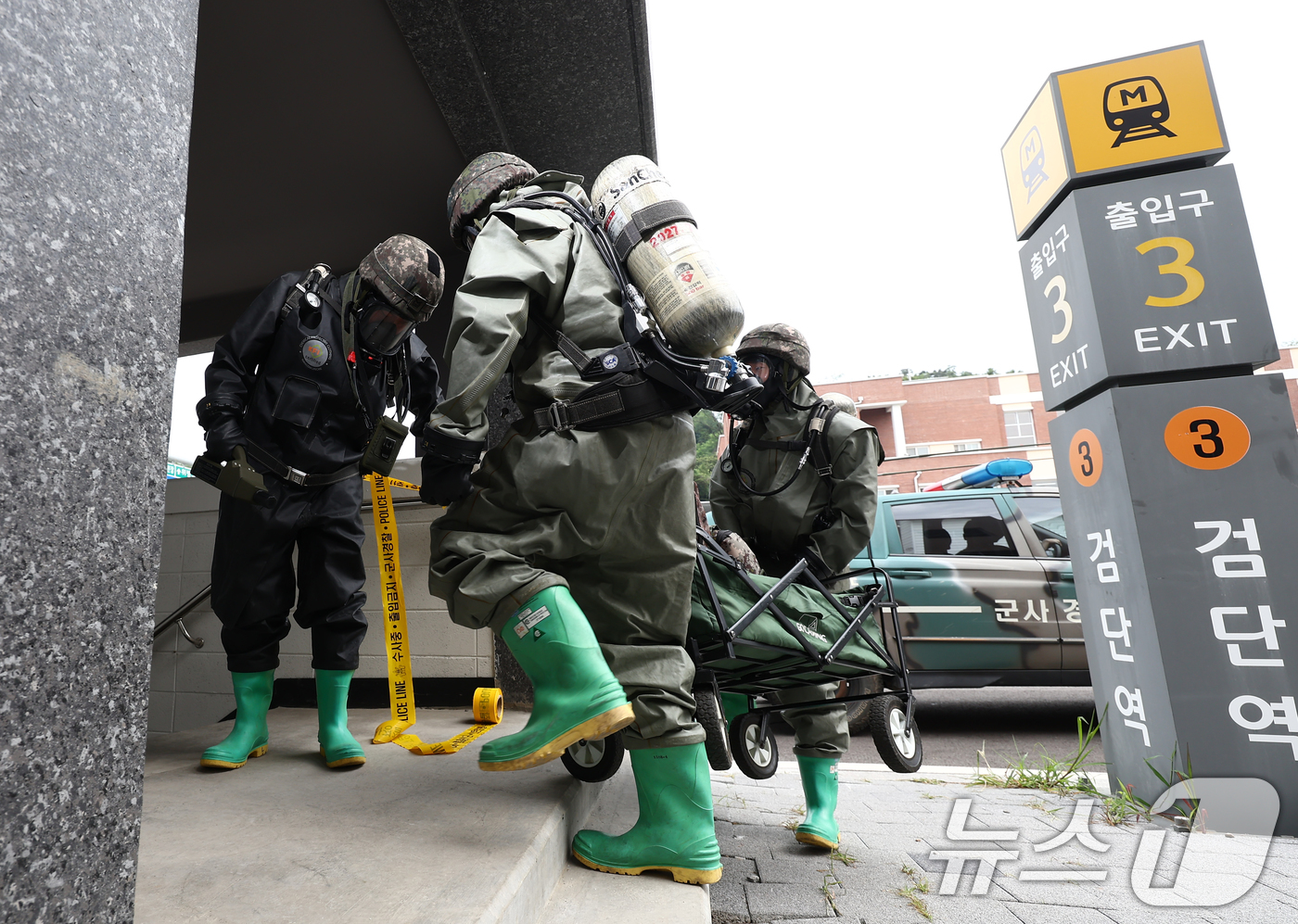 (인천=뉴스1) 김민지 기자 = 육군 51사단 장병들이 31일 오전 인천시 서구 도시지역전투훈련장에서 대테러 초동조치 및 도시지역 탐색격멸 훈련을 하고 있다.이번 훈련은 51사단 …