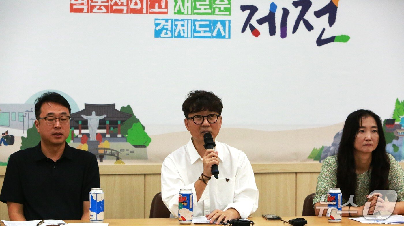 본문 이미지 - 장항준 집행위원장(가운데), 최일준 사무국장(왼쪽), 조명진 프로그래머 2025.7.31/뉴스1 손도언 기자   