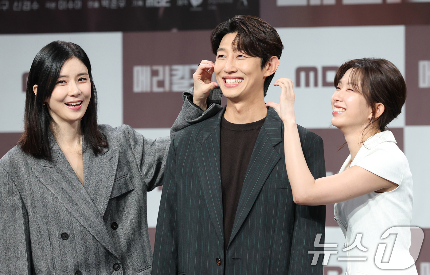 (서울=뉴스1) 권현진 기자 = 배우 이보영(왼쪽부터)과 강기영, 윤가이가 31일 오전 서울 마포구 MBC 골든마우스홀에서 열린 MBC 금토드라마 '메리킬즈피플' 제작발표회에 참석 …