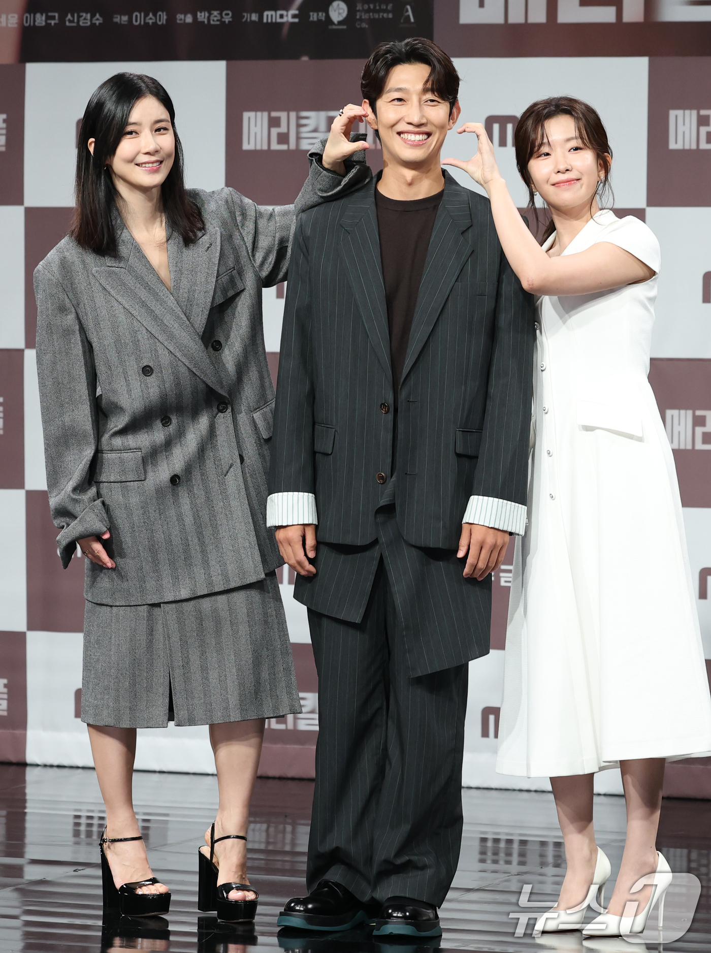 (서울=뉴스1) 권현진 기자 = 배우 이보영(왼쪽부터)과 강기영, 윤가이가 31일 오전 서울 마포구 MBC 골든마우스홀에서 열린 MBC 금토드라마 '메리킬즈피플' 제작발표회에 참석 …