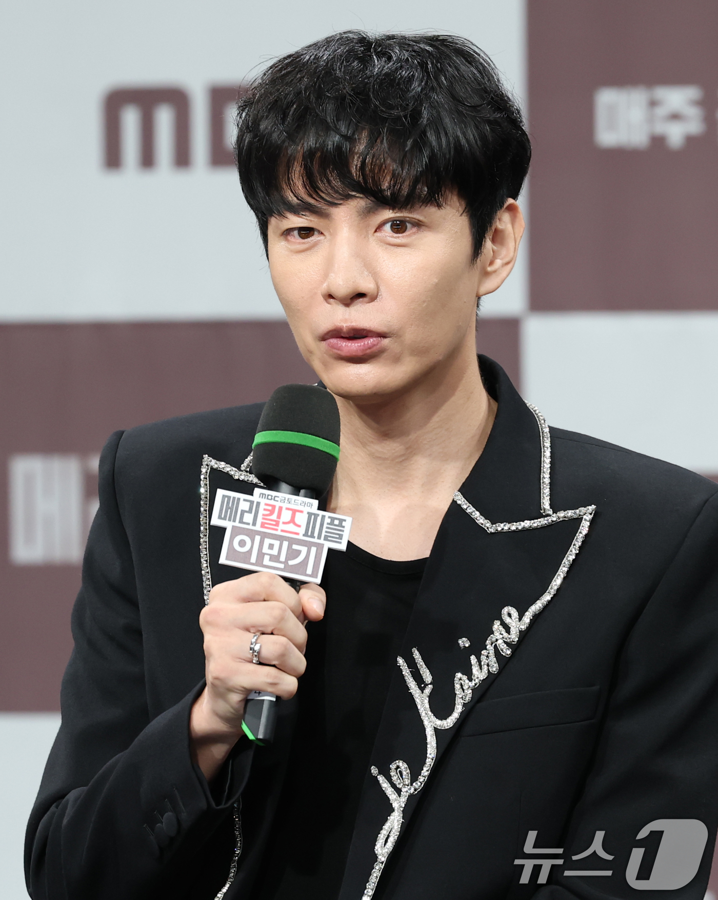 (서울=뉴스1) 권현진 기자 = 배우 이민기가 31일 오전 서울 마포구 MBC 골든마우스홀에서 열린 MBC 금토드라마 '메리킬즈피플' 제작발표회에 참석해 인사말을 하고 있다.'메리 …