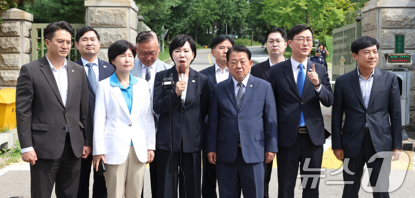 (의왕=뉴스1) 국회사진기자단 = 전현희 총괄위원장을 비롯한 더불어민주당 3대특검(내란·김건희·순직해병) 종합대응 특별위원회 위원들이 31일 경기 의왕시 서울구치소를 방문하며 취재 …