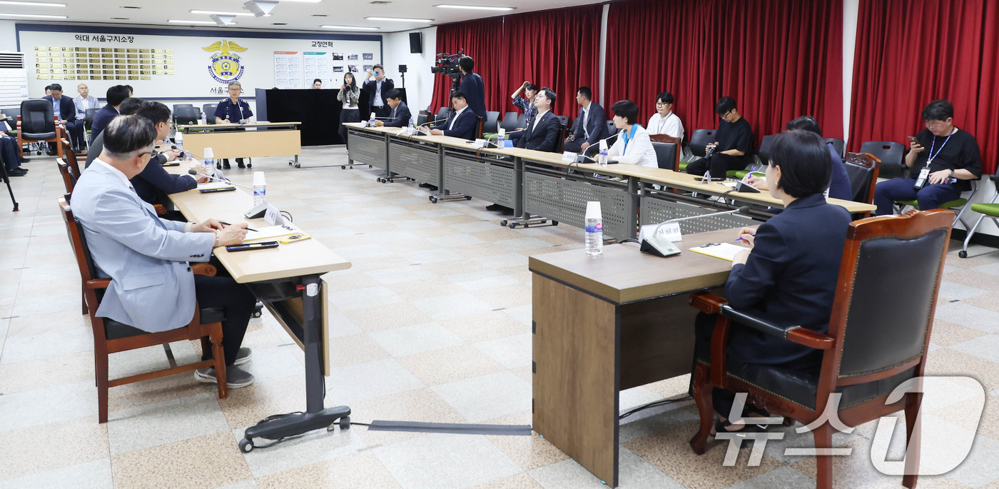 (의왕=뉴스1) 국회사진기자단 = 전현희 총괄위원장을 비롯한 더불어민주당 3대특검(내란·김건희·순직해병) 종합대응 특별위원회 위원들이 31일 경기 의왕시 서울구치소를 방문해 김현우 …