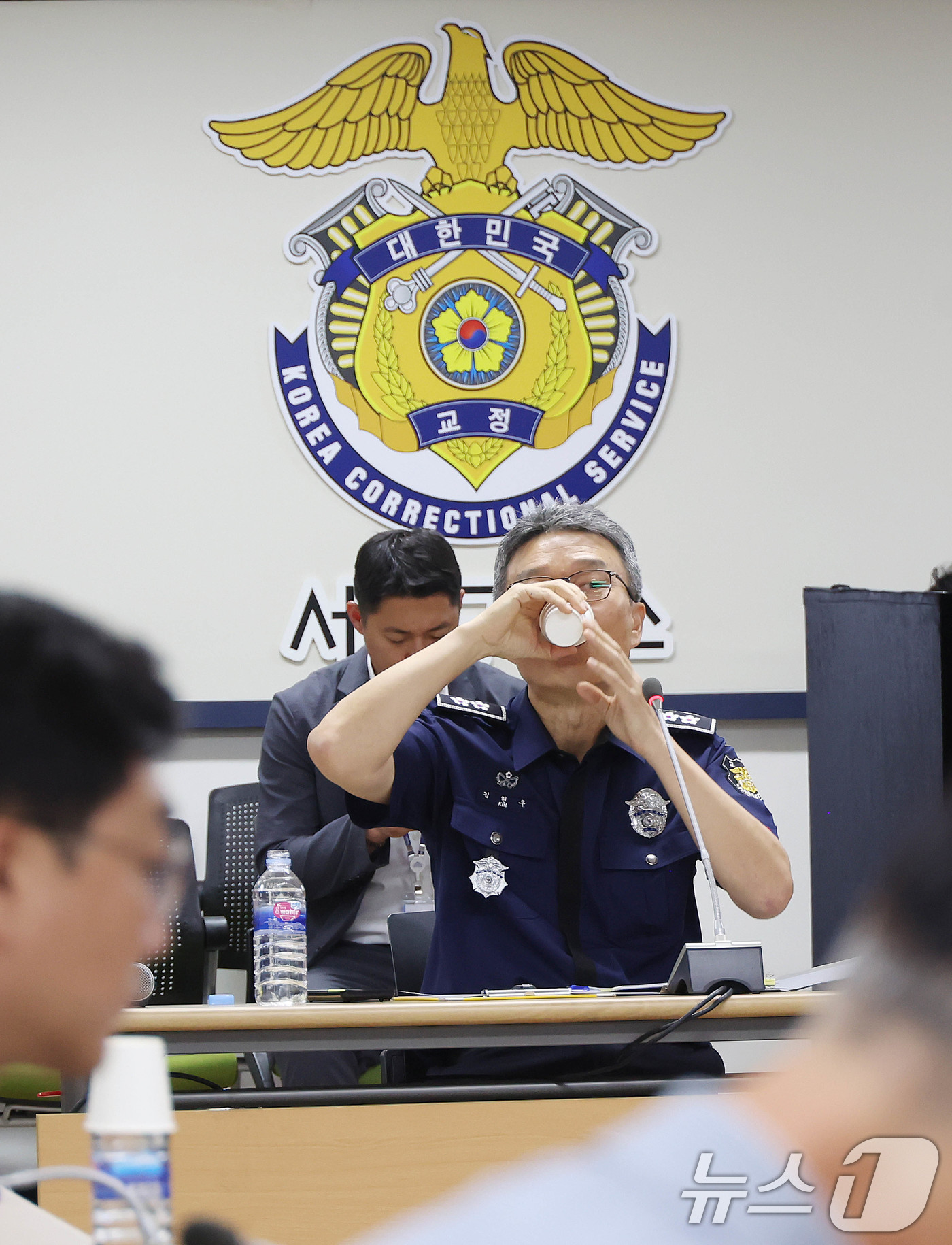 (의왕=뉴스1) 국회사진기자단 = 김현우 서울구치소장이 31일 경기 의왕시 서울구치소를 방문한 더불어민주당 3대특검(내란·김건희·순직해병) 종합대응 특별위원회 위원들과 면담하며 목 …