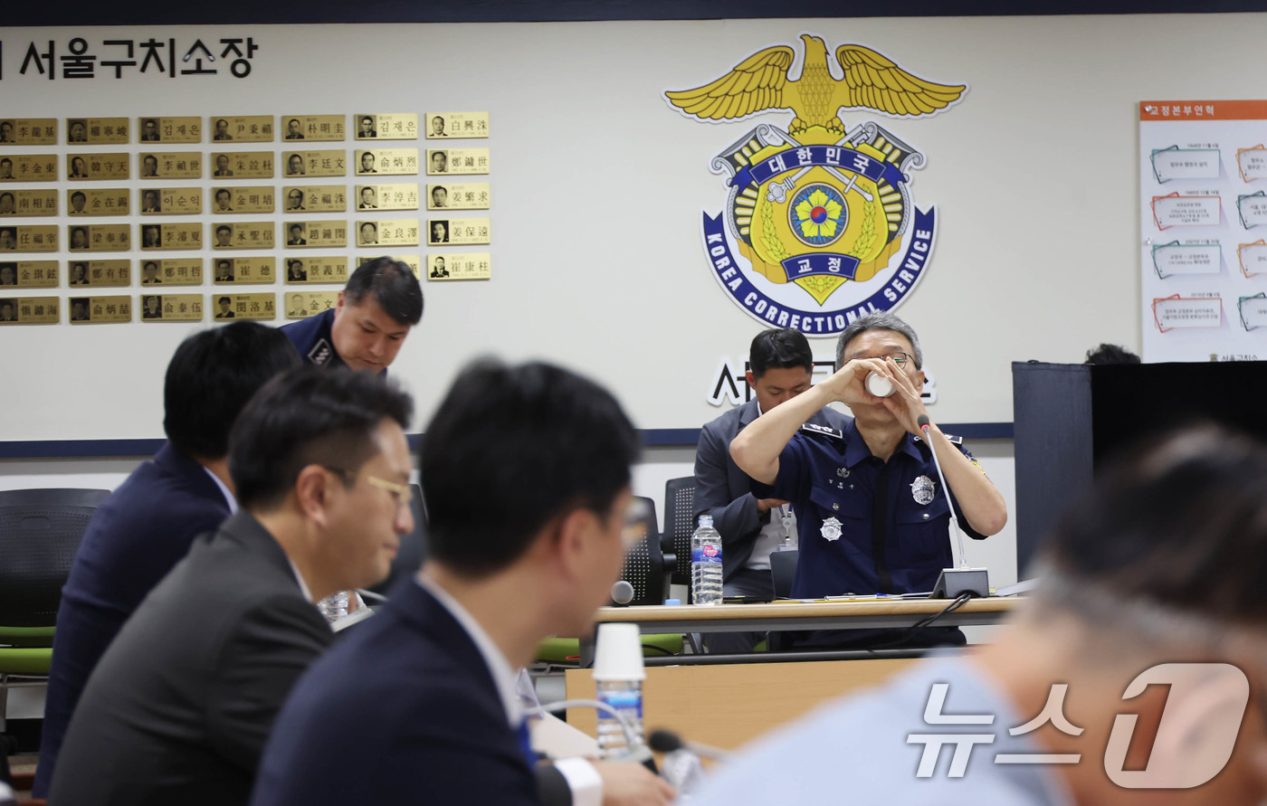 (의왕=뉴스1) 국회사진기자단 = 김현우 서울구치소장이 31일 경기 의왕시 서울구치소를 방문한 더불어민주당 3대특검(내란·김건희·순직해병) 종합대응 특별위원회 위원들과 면담하며 목 …