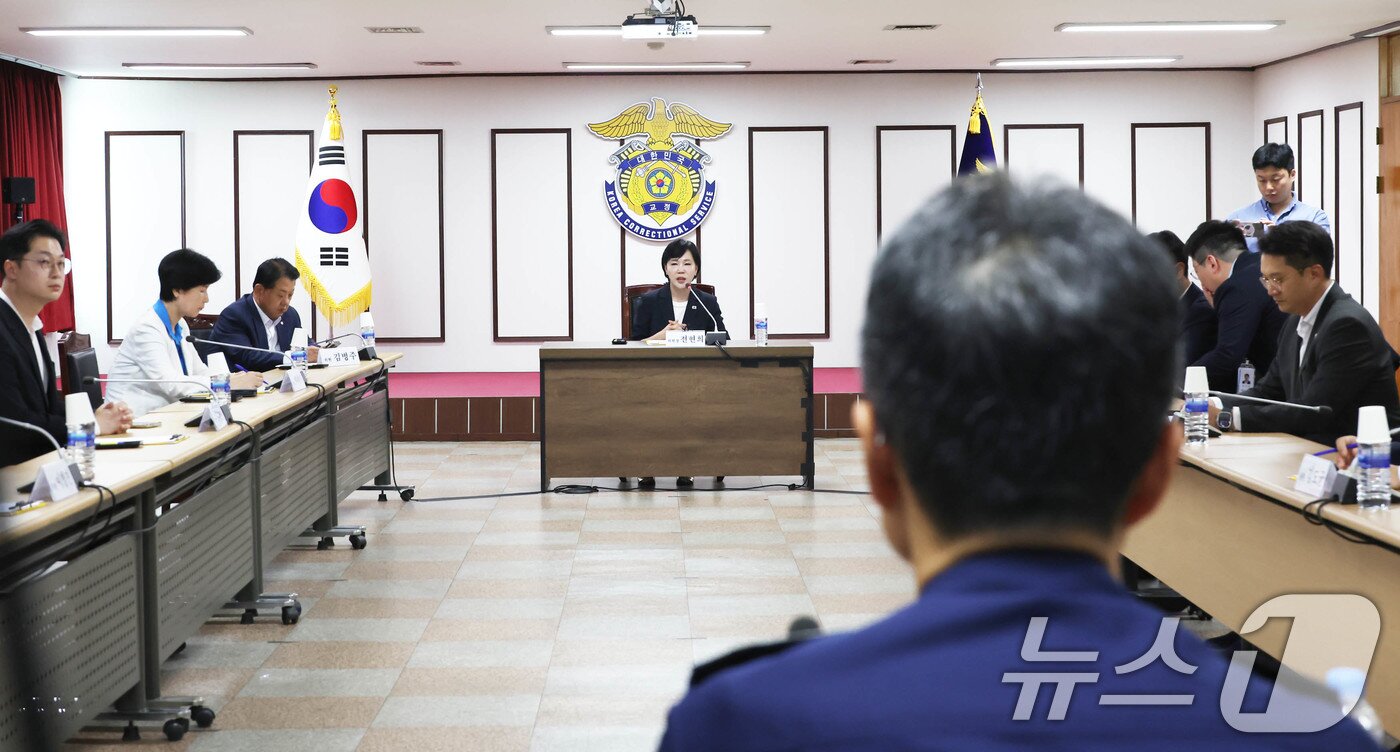 본문 이미지 - 전현희 총괄위원장을 비롯한 더불어민주당 3대특검&#40;내란·김건희·순직해병&#41; 종합대응 특별위원회 위원들이 31일 경기 의왕시 서울구치소를 방문해 김현우 서울구치소장과 면담하고 있다. 2025.7.31/뉴스1 ⓒ News1 국회사진기자단