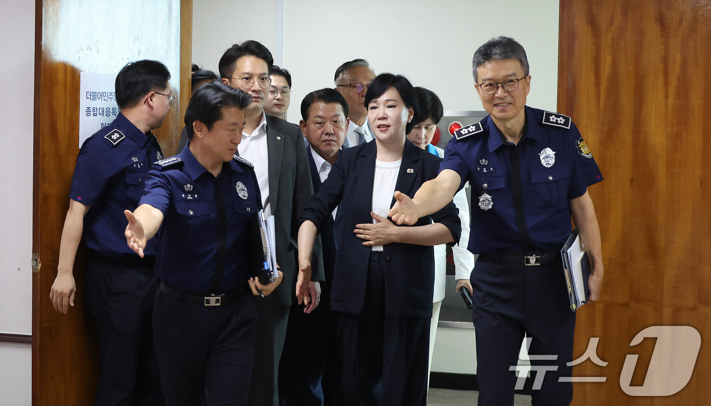 (의왕=뉴스1) 국회사진기자단 = 전현희 총괄위원장을 비롯한 더불어민주당 3대특검(내란·김건희·순직해병) 종합대응 특별위원회 위원들이 31일 경기 의왕시 서울구치소를 방문하고 있다 …