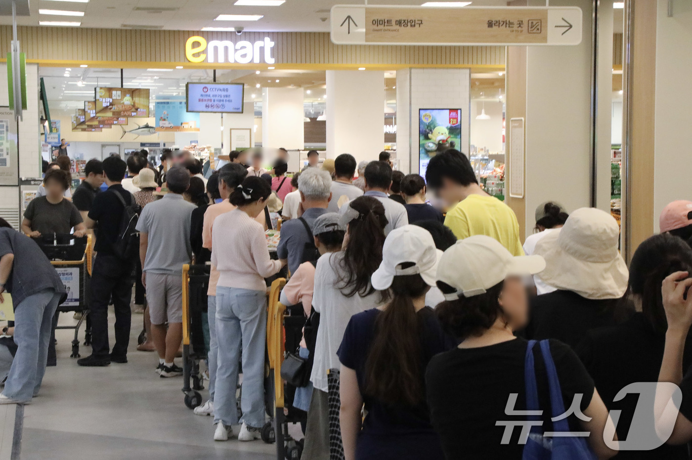 (서울=뉴스1) = 이마트는 동탄점이 18년만에 리뉴얼을 단행하고 31일 '스타필드 마켓' 3호점으로 새롭게 변신해 오픈했다고 밝혔다.고객들이 31일 스타필드 마켓 동탄점 오픈을 …
