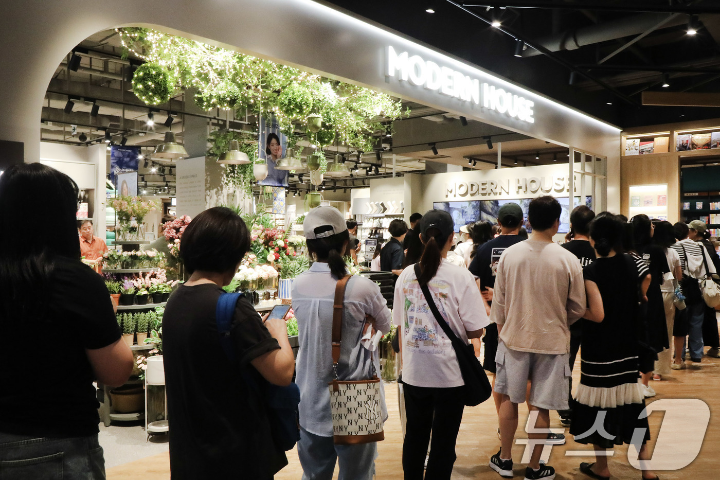 (서울=뉴스1) = 이마트는 동탄점이 18년만에 리뉴얼을 단행하고 31일 '스타필드 마켓' 3호점으로 새롭게 변신해 오픈했다고 밝혔다.31일 스타필드 마켓 동탄점 '모던하우스'에서 …