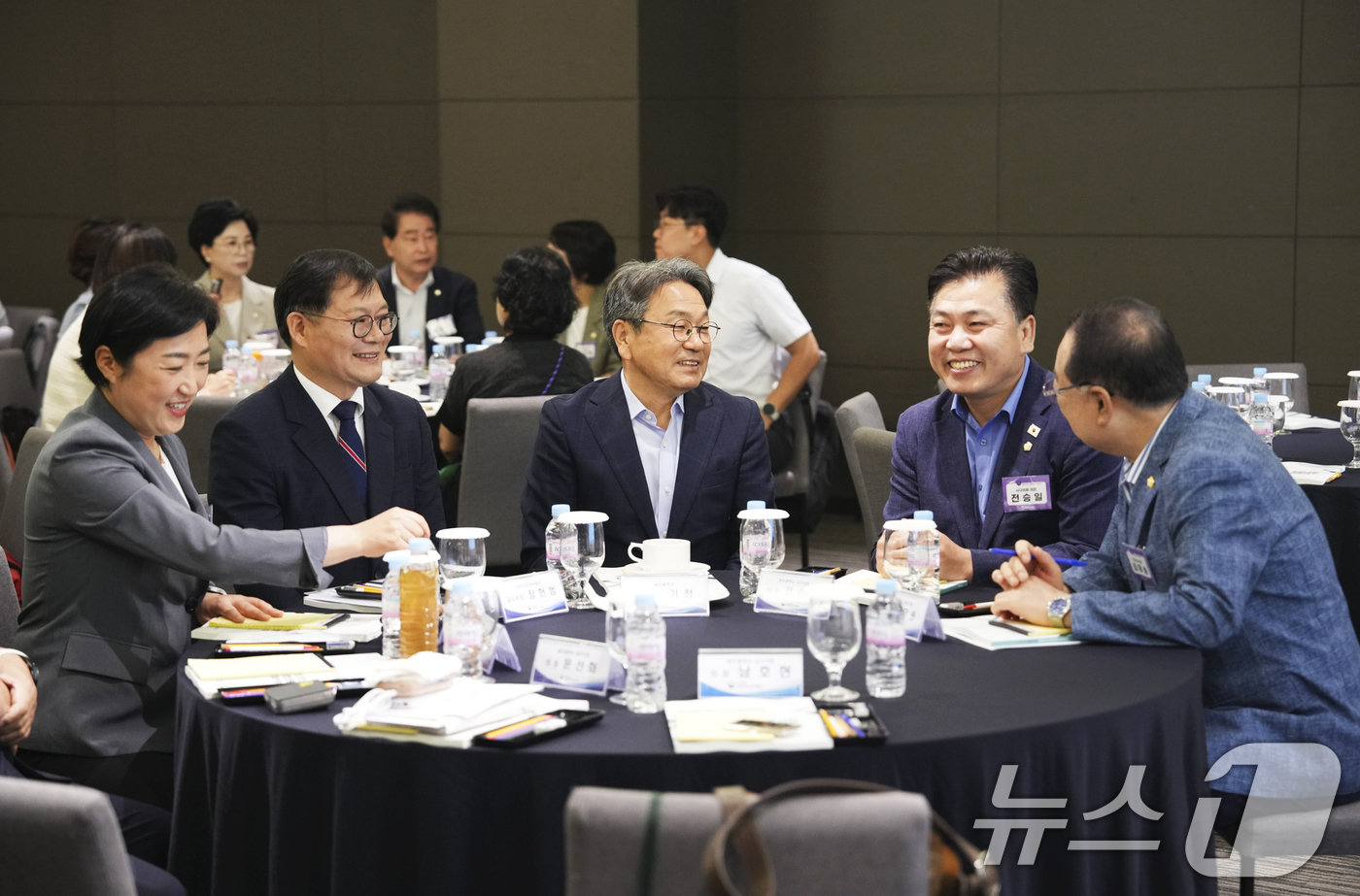 (광주=뉴스1) 박준배 기자 = 강기정 광주시장이 31일 오전 서구 라마다호텔에서 열린 지방자치인재개발원 주최 '광주지역 찾아가는 지방의원 직무연수'에 참석해 시·구 의장단과 대화 …