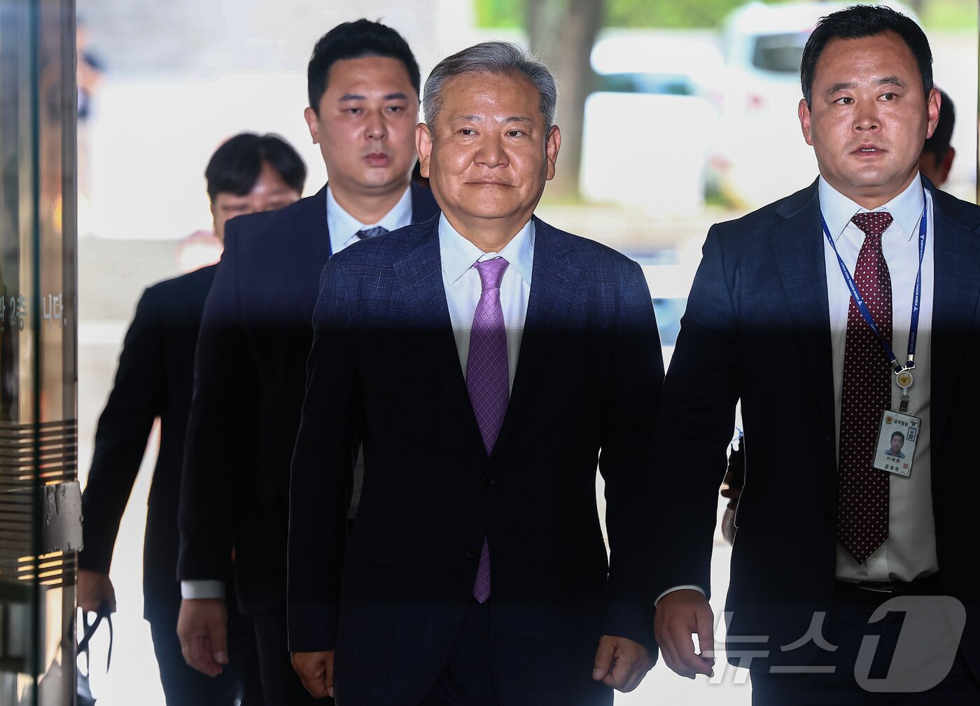 본문 이미지 - 12·3 비상계엄 당시 &#39;언론사 단전·단수&#39;를 지시한 의혹을 받는 이상민 전 행정안전부 장관이 31일 서울 서초구 서울중앙지방법원에서 열린 구속 전 피의자 심문&#40;영장실질심사&#41;에 출석하고 있다. 2025.7.31/뉴스1 ⓒ News1 김도우 기자