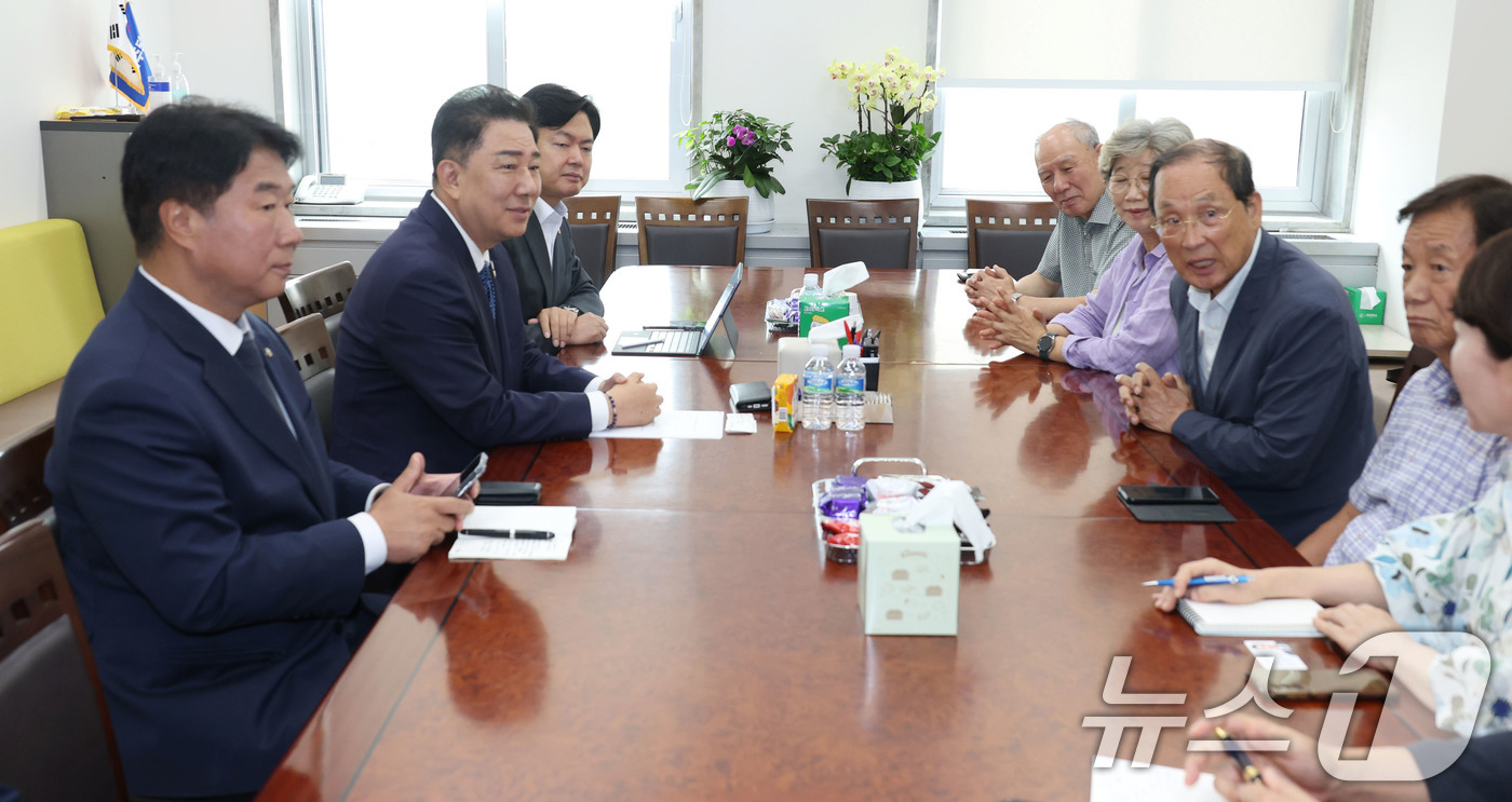 (서울=뉴스1) 이광호 기자 = 김병기 더불어민주당 대표 직무대행 겸 원내대표가 31일 서울 여의도 국회에서 전국비상시국회의 상임대표단과 한미간 통상안보 관련 면담을 하고 있다. …