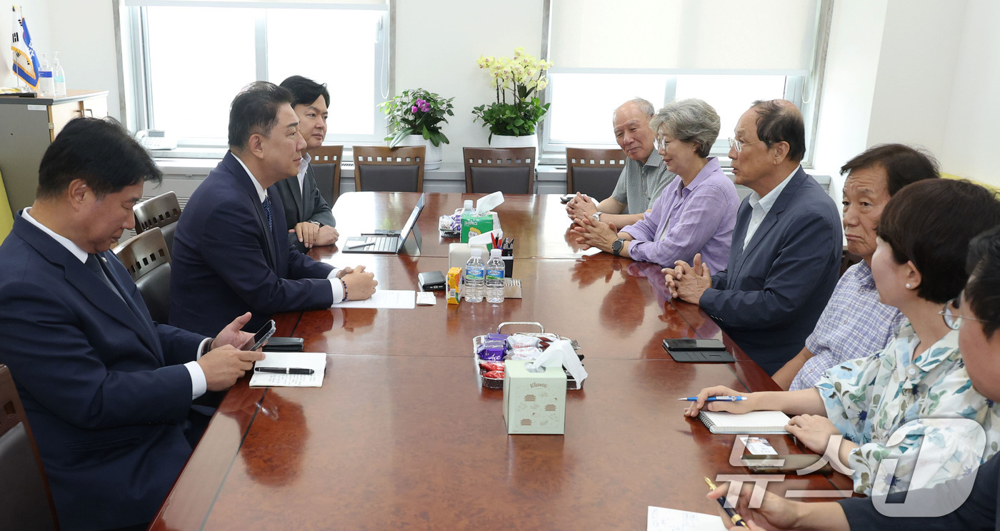 (서울=뉴스1) 이광호 기자 = 김병기 더불어민주당 대표 직무대행 겸 원내대표가 31일 서울 여의도 국회에서 전국비상시국회의 상임대표단과 한미간 통상안보 관련 면담을 하고 있다. …