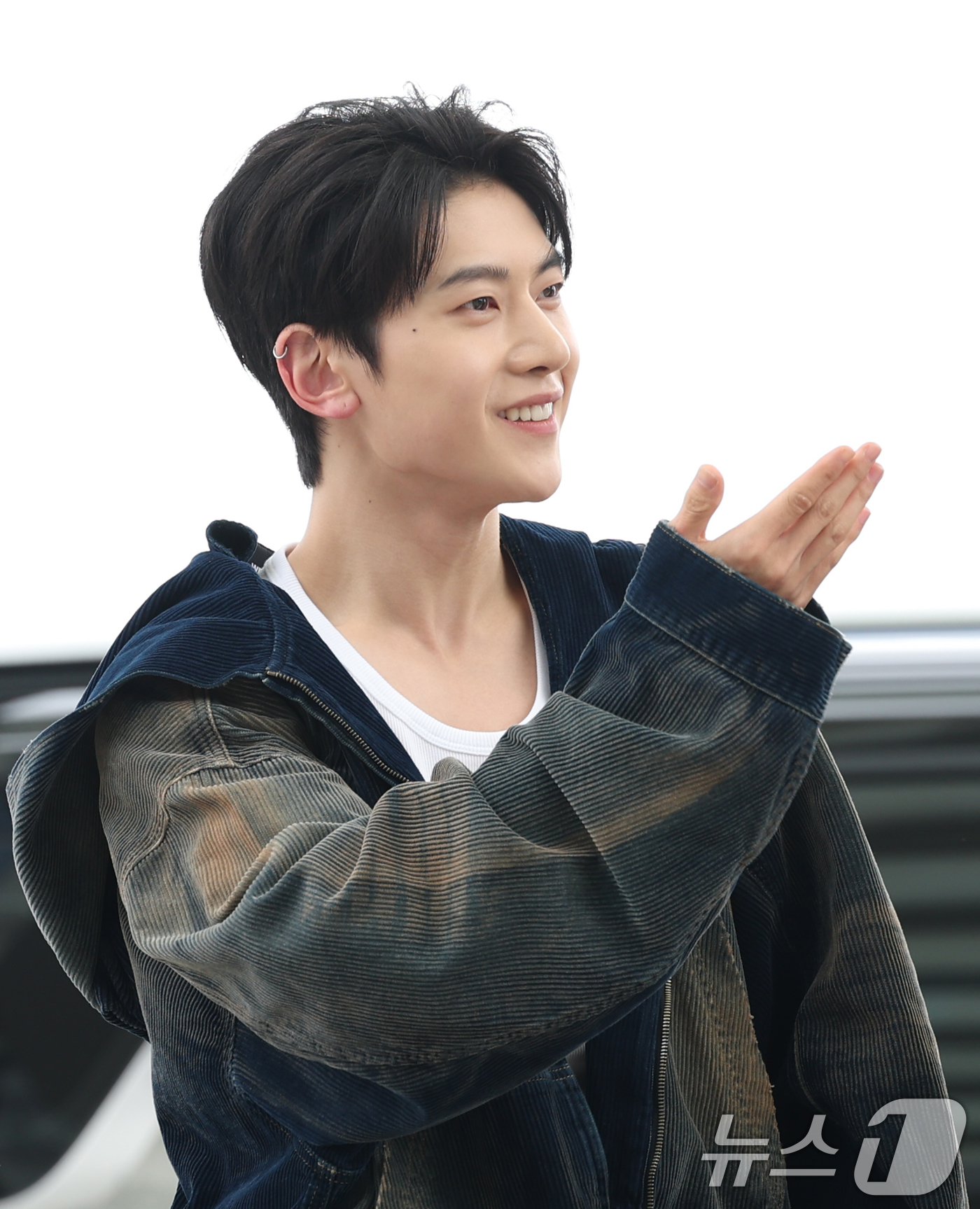 (인천공항=뉴스1) 권현진 기자 = 제로베이스원 석매튜가 31일 오전 해외 일정을 위해 인천국제공항을 통해 미국 LA로 출국하기 전 인사를 하고 있다. 2025.7.31/뉴스1