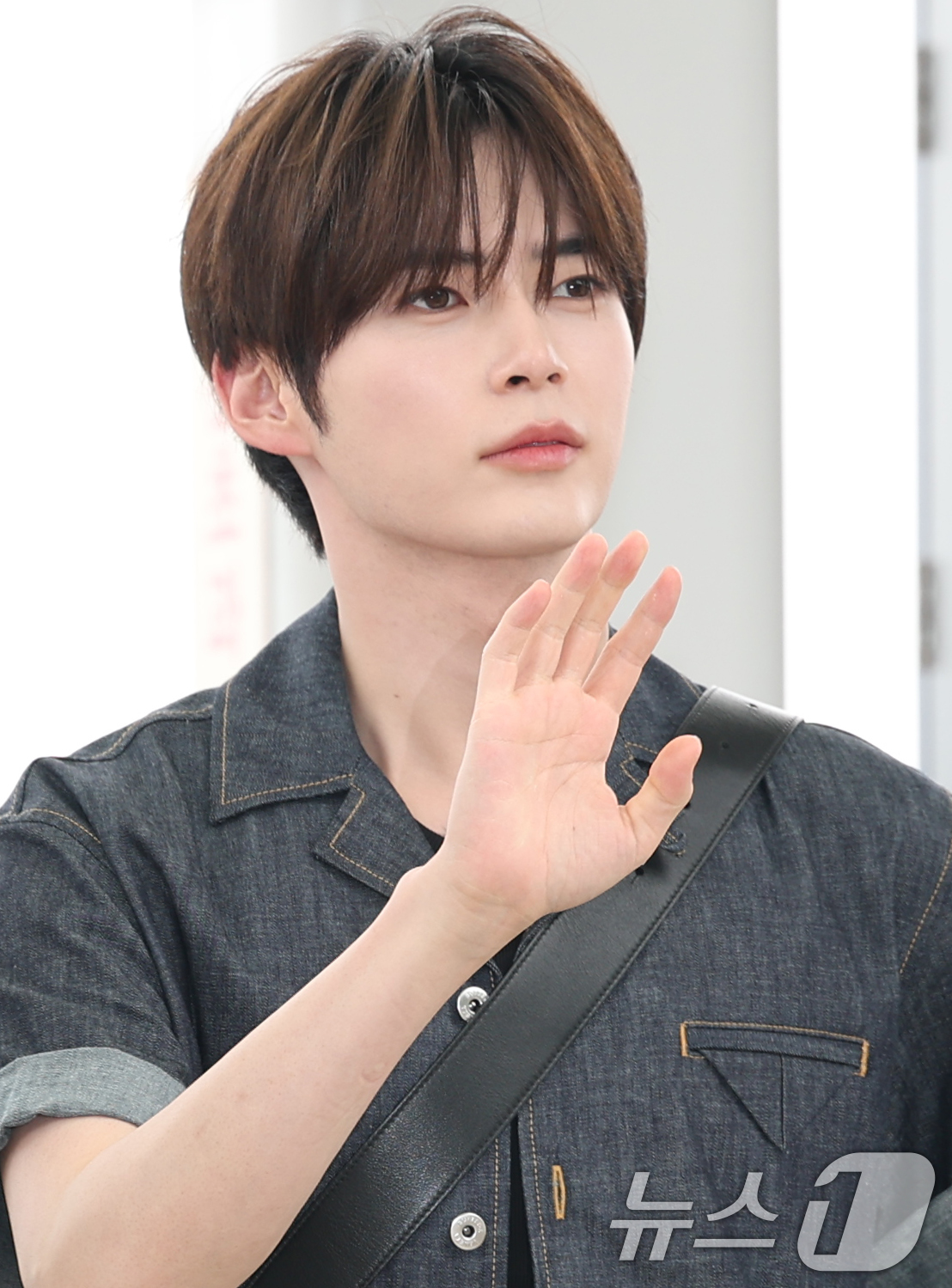 (인천공항=뉴스1) 권현진 기자 = 제로베이스원 성한빈이 31일 오전 해외 일정을 위해 인천국제공항을 통해 미국 LA로 출국하기 전 인사를 하고 있다. 2025.7.31/뉴스1