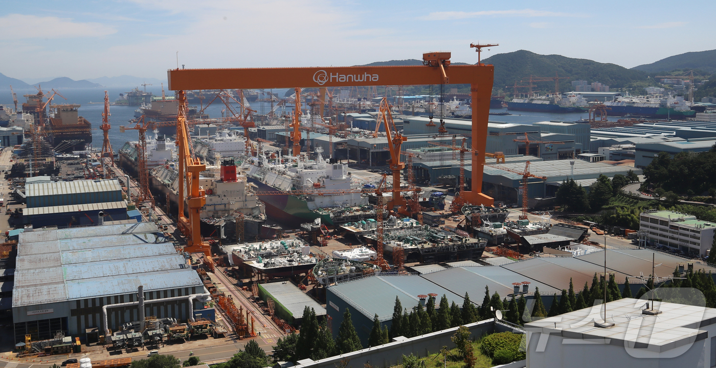 (거제=뉴스1) 윤일지 기자 = 대미 수출 관세 인하와 조선업 투자를 골자로 한 한미 무역 협상이 타결된 31일 경남 거제시 아주동 한화오션 거제사업장에 대형 크레인이 보이고 있다 …