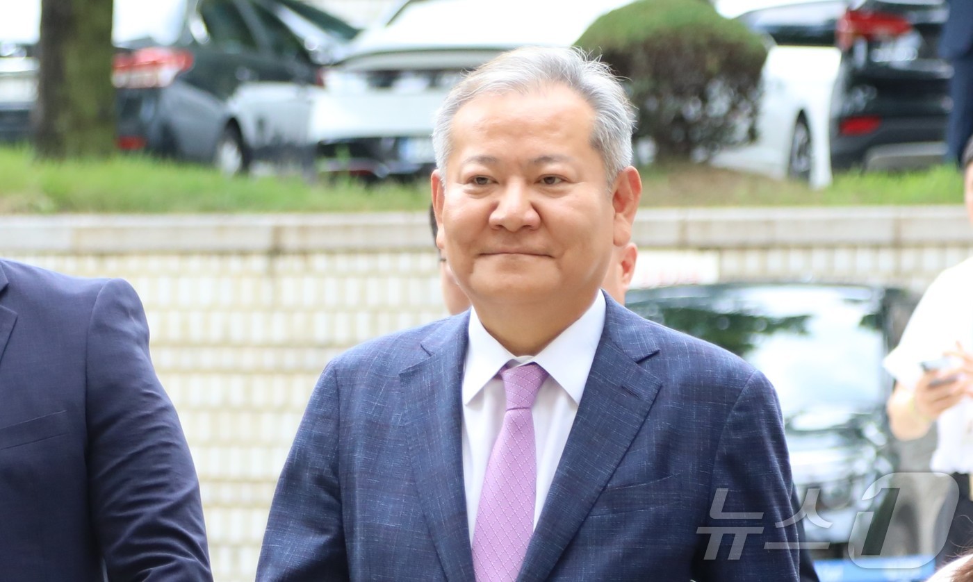 (서울=뉴스1) 송송이 기자 = 이상민 전 행정안전부 장관이 31일 오후 서울 서초구 서울중앙지방법원에서 열릴 구속 전 피의자 심문에 출석하고 있다. 이 전 장관은 12·3 비상계 …