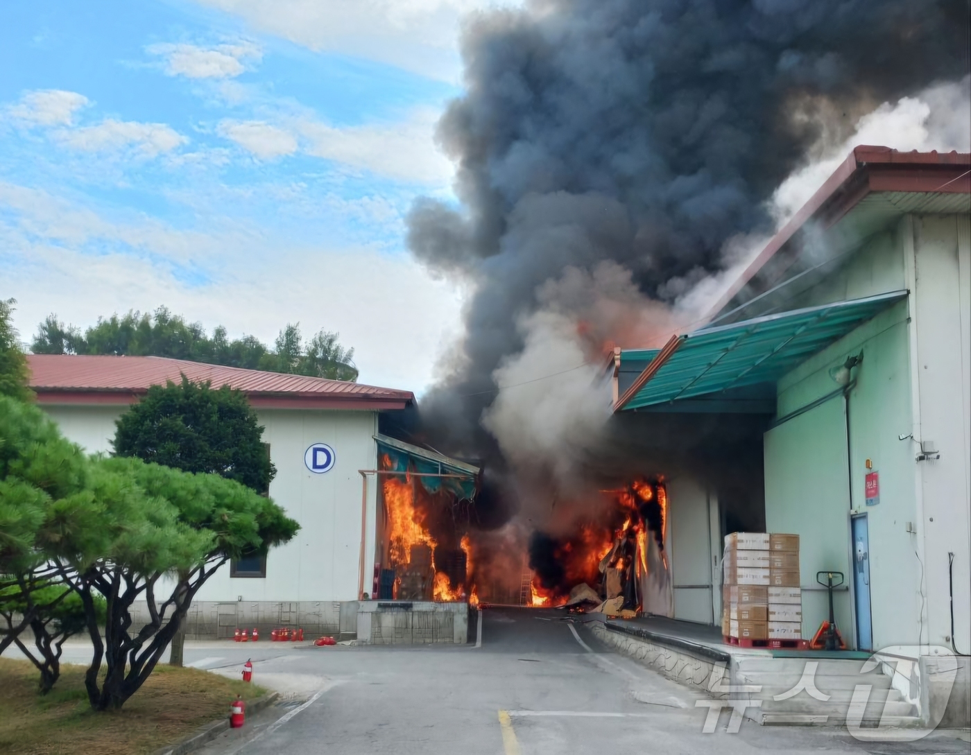 (용인=뉴스1) 김기현 기자 = 31일 오후 1시 18분께 경기 용인시 처인구 남사읍 소재 물류창고에서 화재가 발생해 연기가 피어오르고 있다. 소방 당국은 연소 확대를 우려해 대응 …