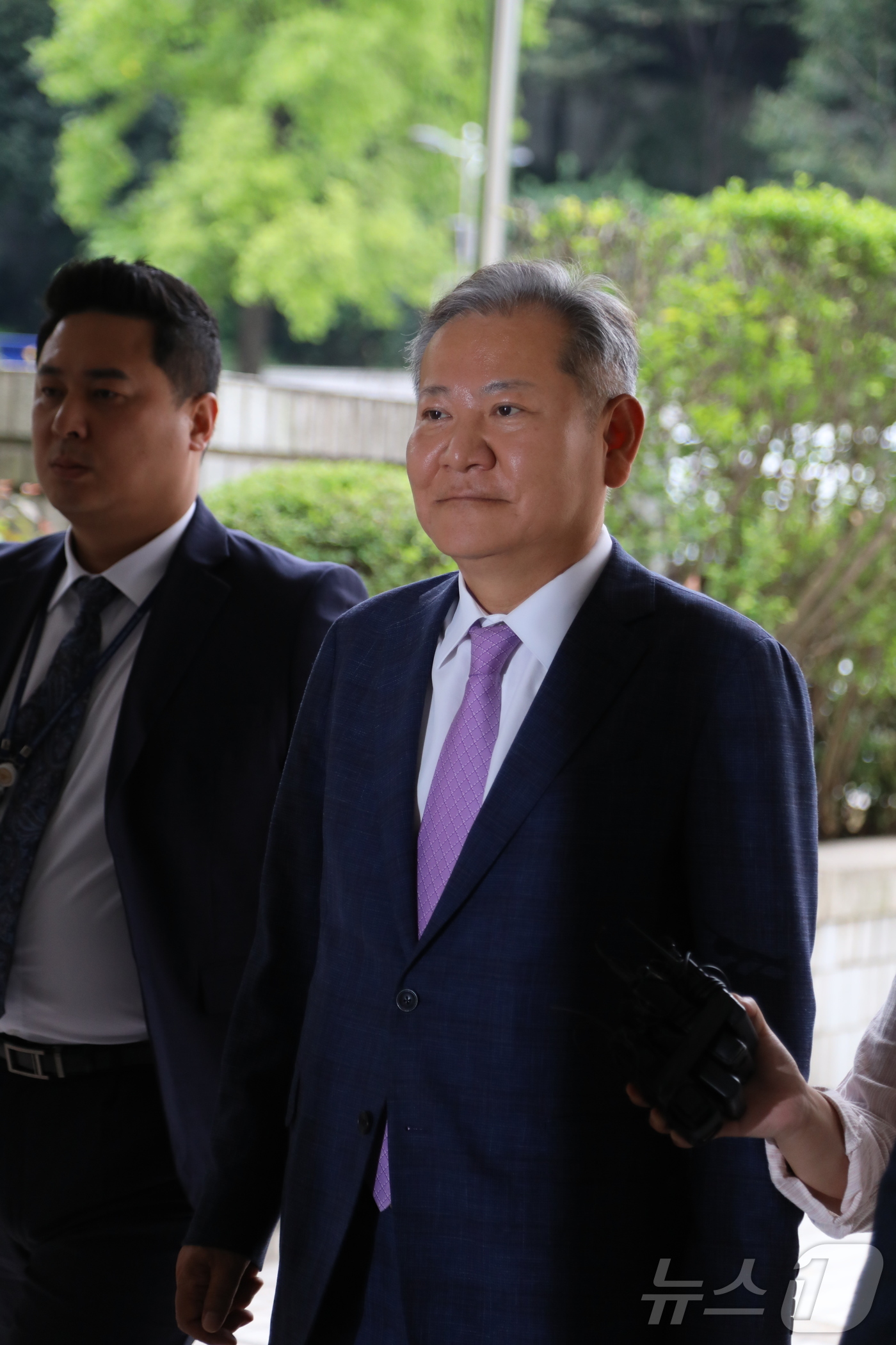 (서울=뉴스1) 송송이 기자 = 이상민 전 행정안전부 장관이 31일 오후 서울 서초구 서울중앙지방법원에서 열릴 구속 전 피의자 심문에 출석하고 있다. 이 전 장관은 12·3 비상계 …