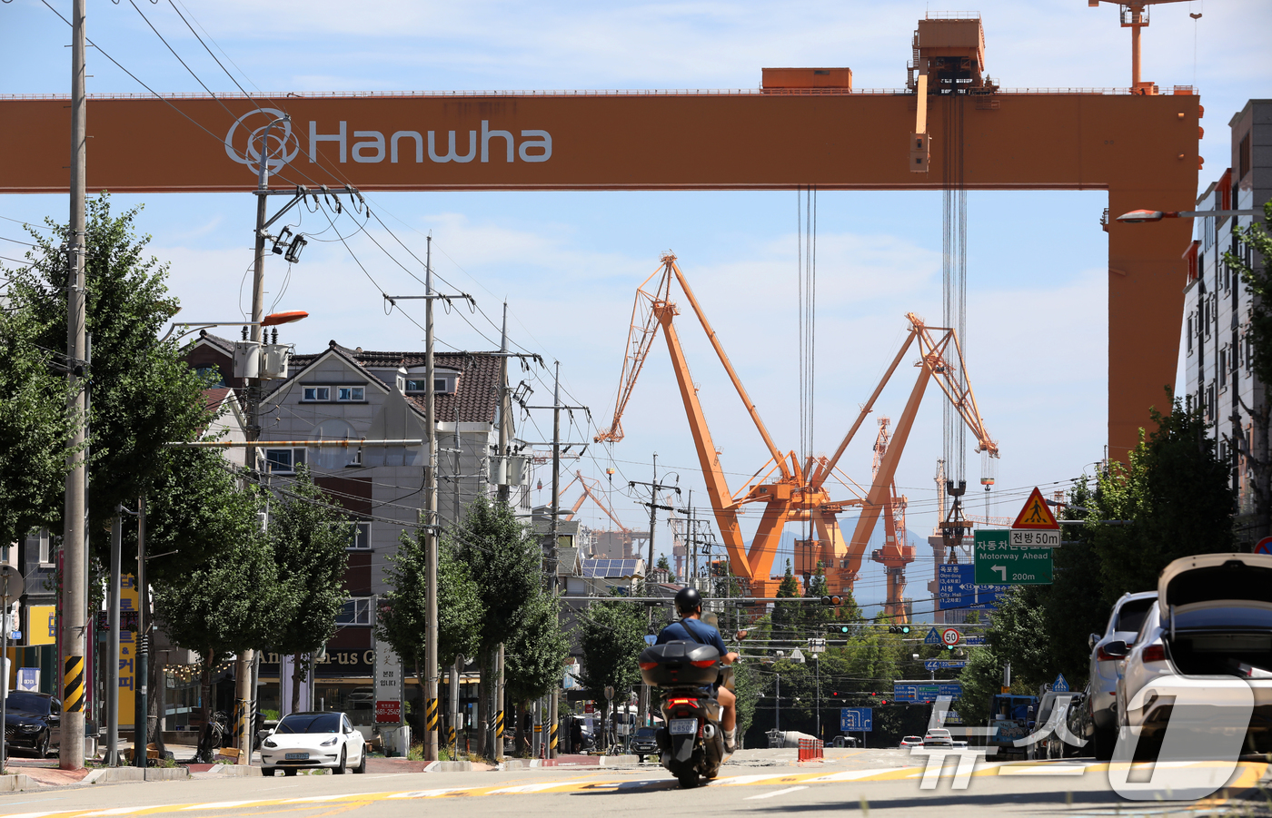 (거제=뉴스1) 윤일지 기자 = 대미 수출 관세 인하와 조선업 투자를 골자로 한 한미 무역 협상이 타결된 31일 경남 거제시 아주동 주거단지 너머로 한화오션 거제사업장 대형 크레인 …