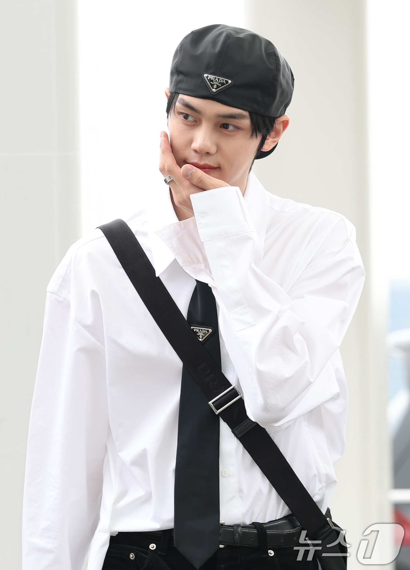 (인천공항=뉴스1) 권현진 기자 = 제로베이스원 김규빈이 31일 오전 해외 일정을 위해 인천국제공항을 통해 미국 LA로 출국하기 전 인사를 하고 있다. 2025.7.31/뉴스1