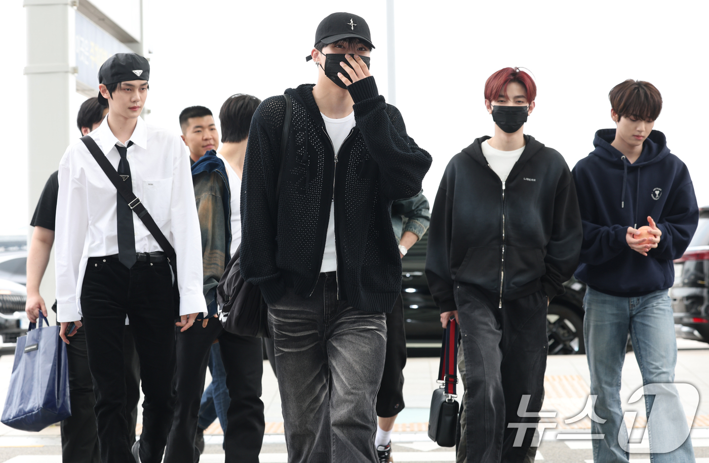 (인천공항=뉴스1) 권현진 기자 = 제로베이스원이 31일 오후 해외 일정을 위해 인천국제공항을 통해 미국 LA로 출국하고 있다. 2025.7.31/뉴스1