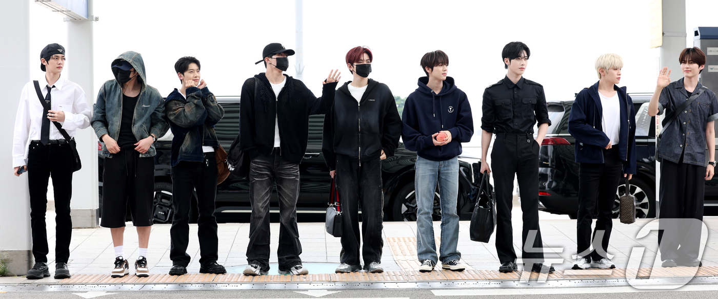 (인천공항=뉴스1) 권현진 기자 = 제로베이스원이 31일 오후 해외 일정을 위해 인천국제공항을 통해 미국 LA로 출국하고 있다. 2025.7.31/뉴스1