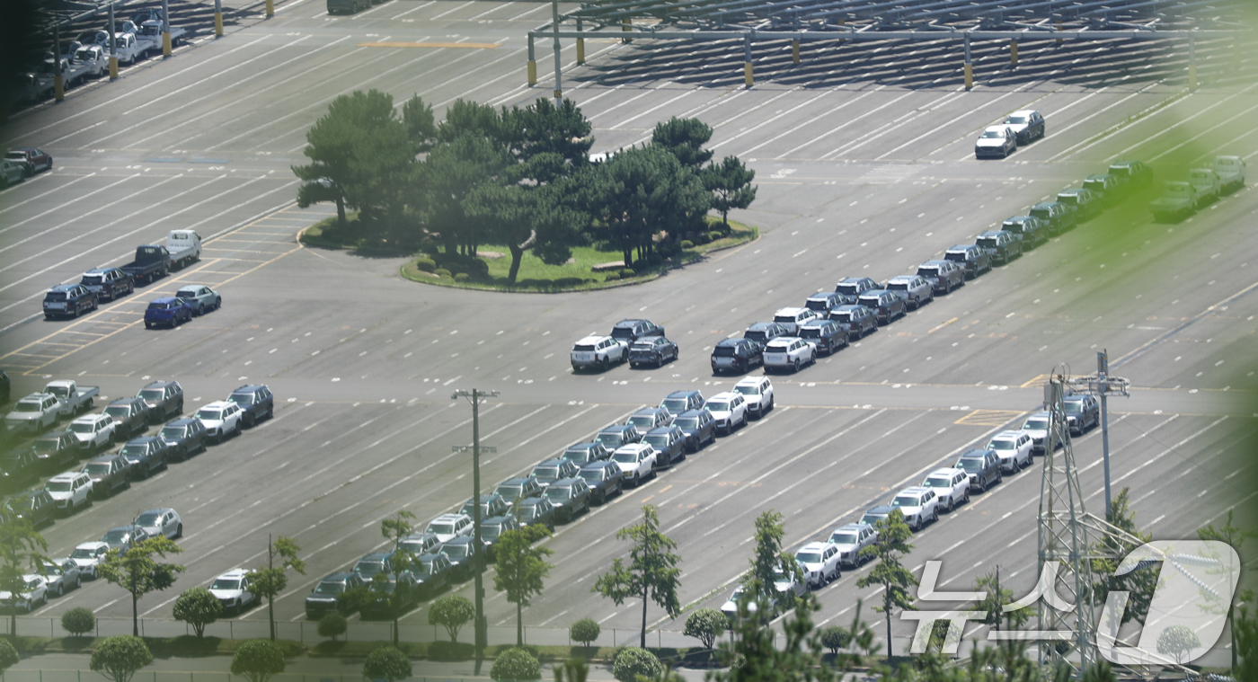 (울산=뉴스1) 조민주 기자 = 한미 무역 협상이 타결된 31일 현대자동차 울산공장 수출 선적부두 인근 야적장에 완성차들이 대기하고 있다.3만여명의 근로자가 일하는 현대자동차 울산 …