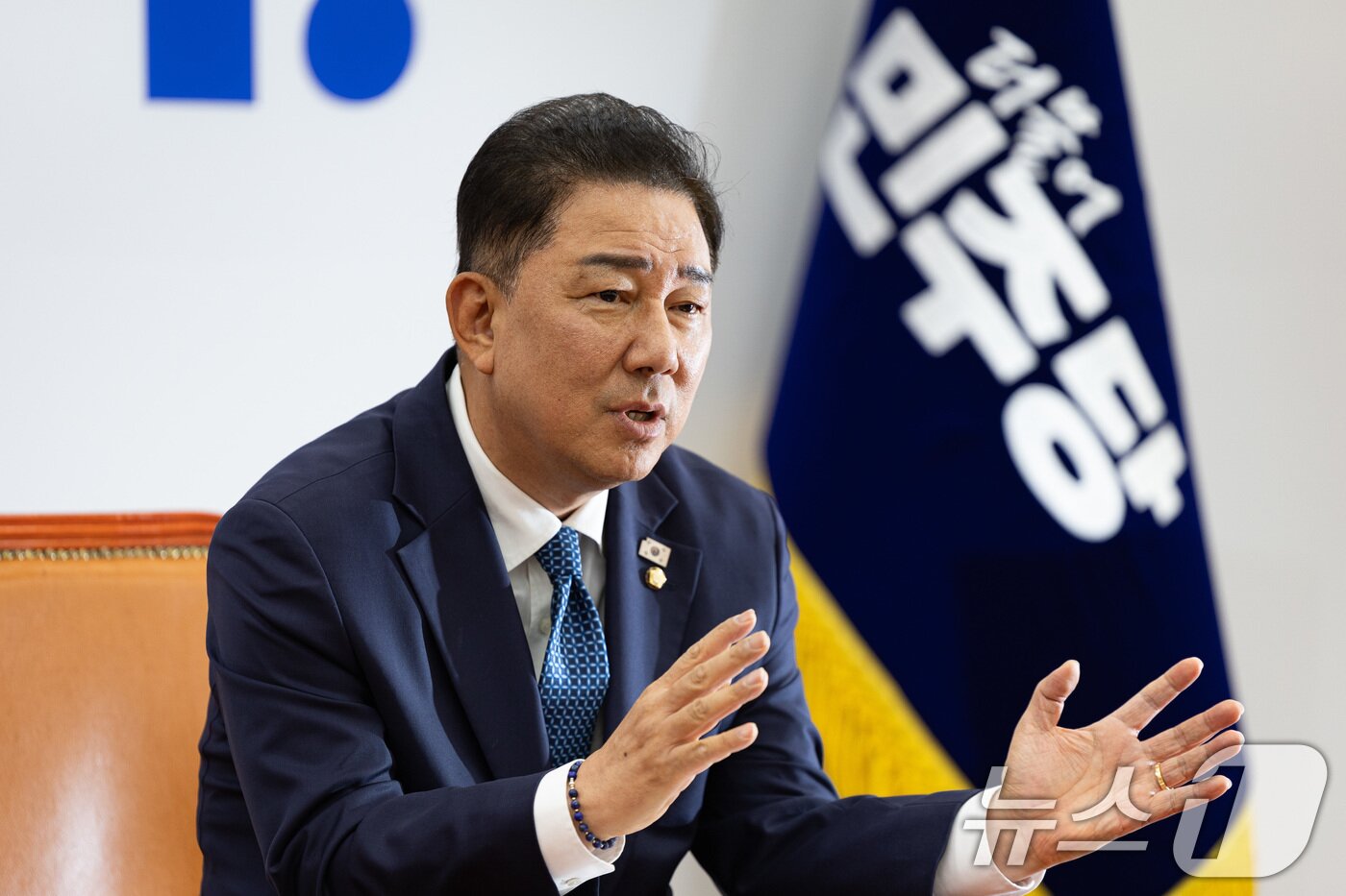 본문 이미지 - 김병기 더불어민주당 대표 직무대행 겸 원내대표가 7월 31일 서울 여의도 국회에서 뉴스1과 인터뷰하고 있다. 2025.8.1/뉴스1 ⓒ News1 유승관 기자