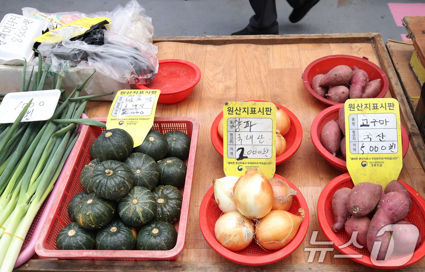 (대구=뉴스1) 공정식 기자 = 폭염이 계속된 31일 대구 남구의 한 전통시장에 호박, 양파, 고구마 등 채소가 평소보다 높은 가격에 판매되고 있다. 2025.7.31/뉴스1