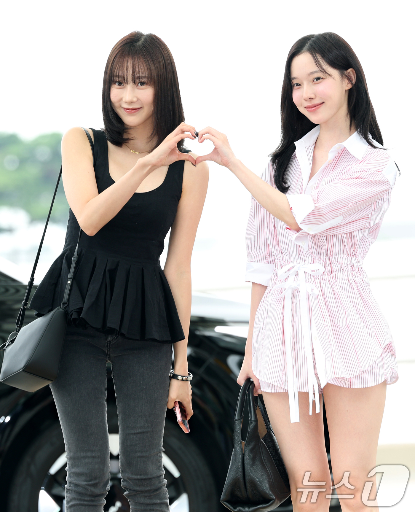 (인천공항=뉴스1) 권현진 기자 = 에스파 지젤과 윈터(오른쪽)가 31일 오전 해외 일정을 위해 인천국제공항을 통해 미국 LA로 출국하고 있다. 2025.7.31/뉴스1