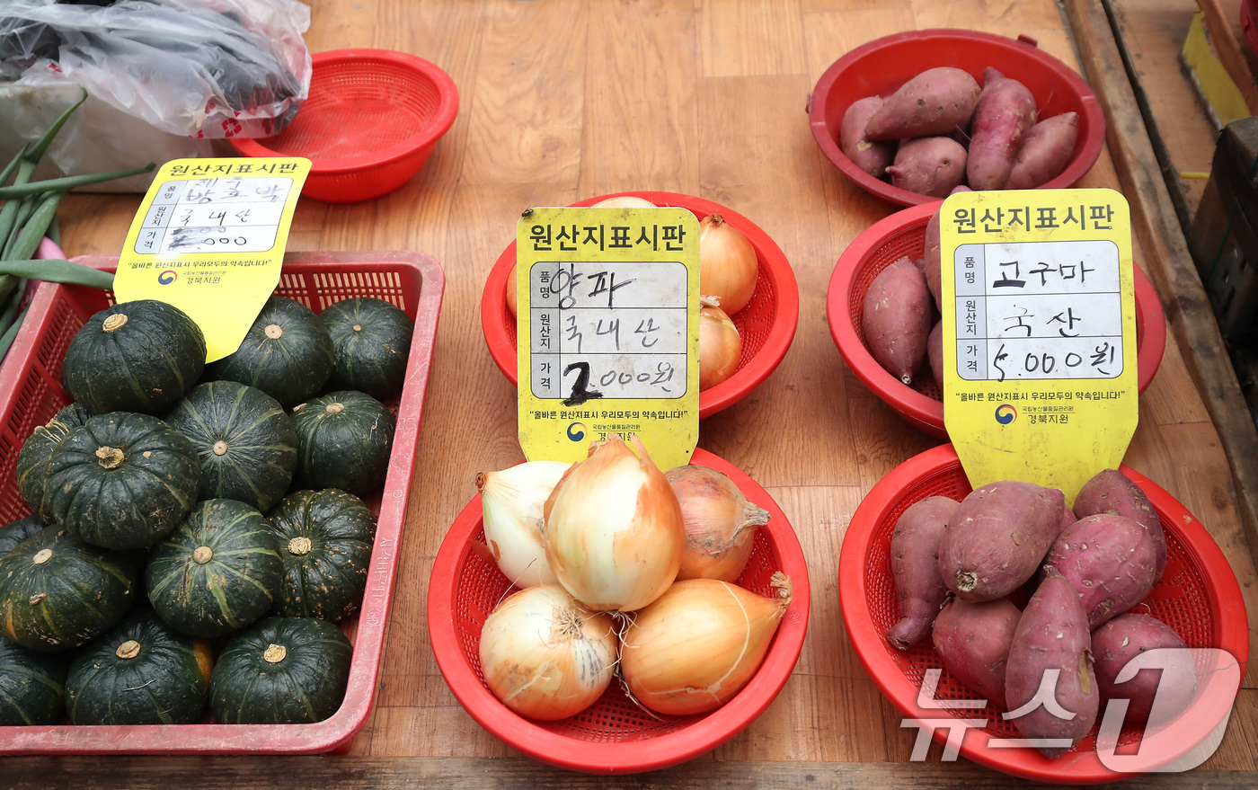 (대구=뉴스1) 공정식 기자 = 폭염이 계속된 31일 대구 남구의 한 전통시장에 호박, 양파, 고구마 등 채소가 평소보다 높은 가격에 판매되고 있다. 2025.7.31/뉴스1