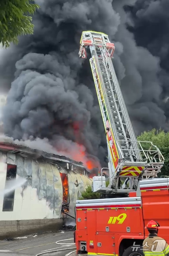 (서울=뉴스1) = 31일 오후 1시 18분께 경기 용인시 처인구 남사읍 소재 물류창고에서 화재가 발생해 연기가 피어오르고 있다.소방 당국은 연소 확대를 우려해 대응 1단계를 발령 …