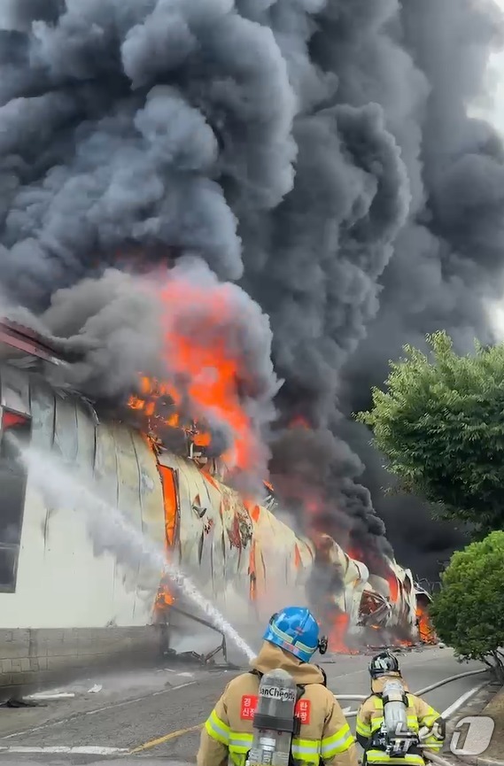 (서울=뉴스1) = 31일 오후 1시 18분께 경기 용인시 처인구 남사읍 소재 물류창고에서 화재가 발생해 연기가 피어오르고 있다.소방 당국은 연소 확대를 우려해 대응 1단계를 발령 …