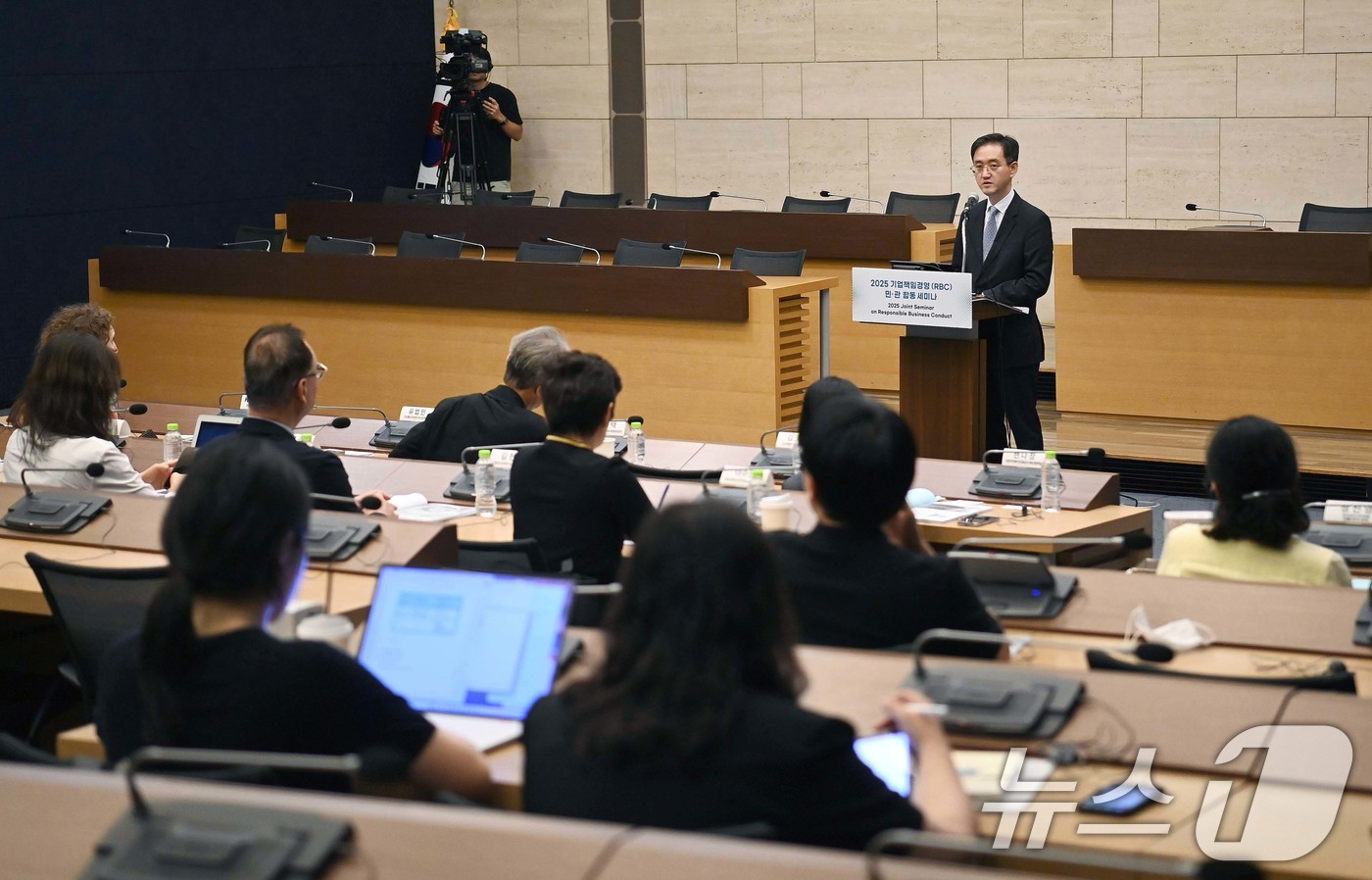 (서울=뉴스1) = 유법민 산업통상자원부 투자정책관이 31일 서울 중구 대한상공회의소에서 열린 '2025 기업책임경영(RBC) 민관합동 세미나'에 참석해 개회사를 하고 있다. (산 …