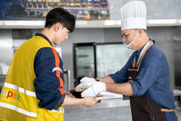 쿠팡풀필먼트서비스, 중복맞이 '삼계탕 배식' 직원들 격려