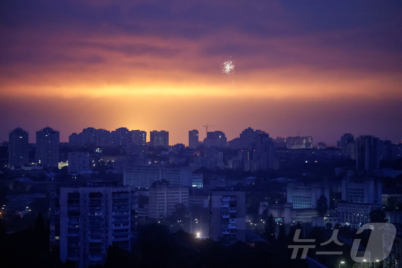 본문 이미지 - 러시아의 미사일 공격으로 인한 폭발이 7월 31일&#40;현지시간&#41; 우크라이나 키이우의 상공을 밝히고 있다. 2025.7.31 ⓒ 로이터=뉴스1 ⓒ News1 김경민 기자