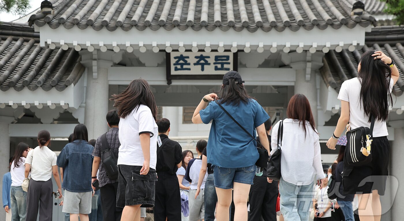 본문 이미지 - 청와대 관람 일시 종료를 하루 앞둔 31일 오후 서울 종로구 청와대 춘추문으로 관람객들이 입장하고 있다.  2025.7.31/뉴스1 ⓒ News1 김진환 기자