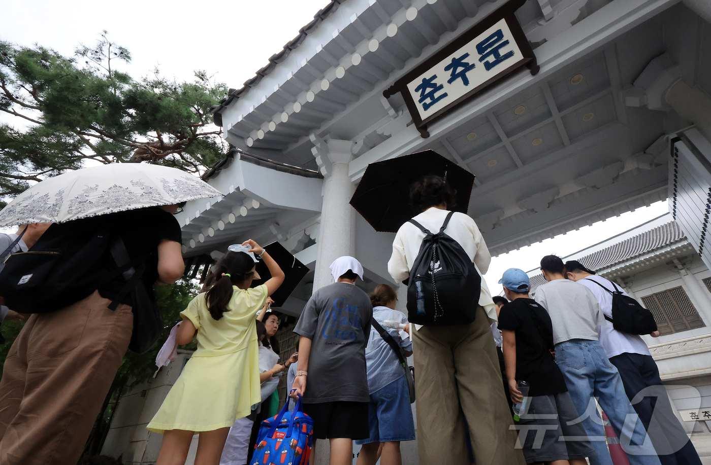 (서울=뉴스1) 김진환 기자 = 청와대 관람 일시 종료를 하루 앞둔 31일 오후 서울 종로구 청와대 춘추문으로 관람객들이 입장하고 있다.이재명 대통령이 청와대를 집무 공간으로 다시 …