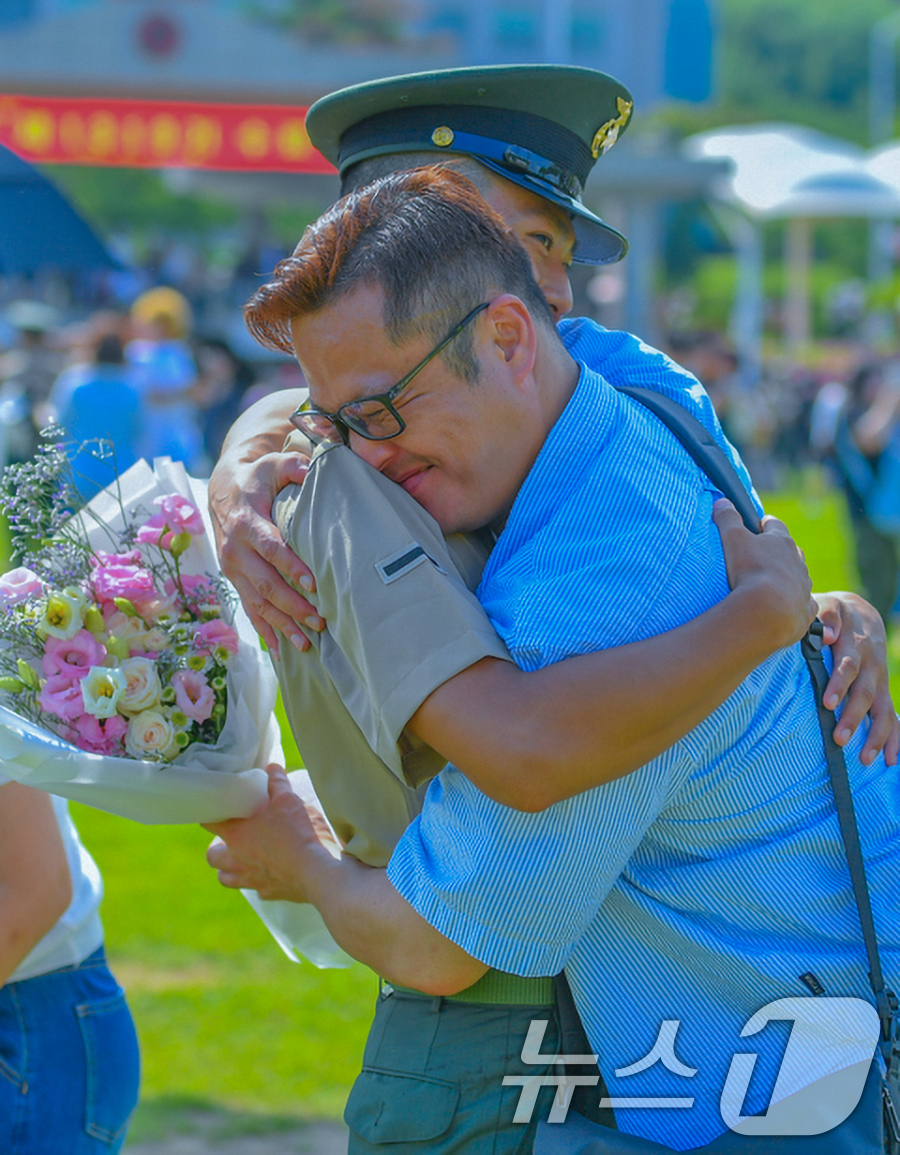 (포항=뉴스1) 최창호 기자 = 31일 경북 포항시 남구에 있는 해병대교육훈련단에서 열린 신병 1319기(1304명)의 수료식에서 신병 아버지가 아들을 안아주고 있다.해병대교육훈련 …