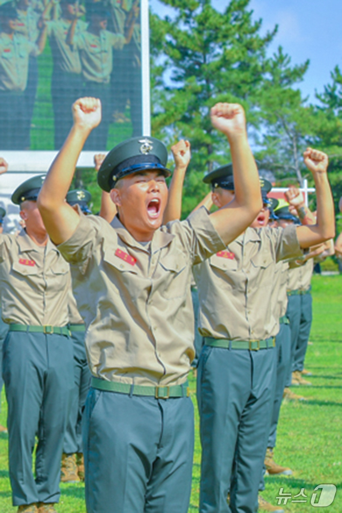 (포항=뉴스1) 최창호 기자 = 31일 경북 포항시 남구에 있는 해병대교육훈련단에서 열린 신병 1319기(1304명)의 수료식에서 해병 자격이 선포되자 환호하고 있다.해병대교육훈련 …