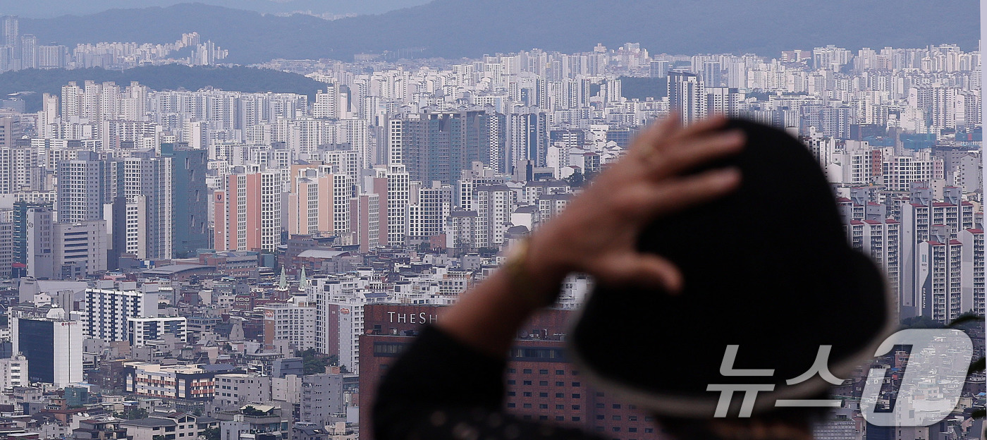 (서울=뉴스1) 박지혜 기자 = 정부의 6·27 가계부채 대책 발표 이후 관망세가 지속되는 등 수요가 위축되면서 서울 아파트 매매가격 상승폭이 5주 연속 축소됐다.31일 한국부동산 …