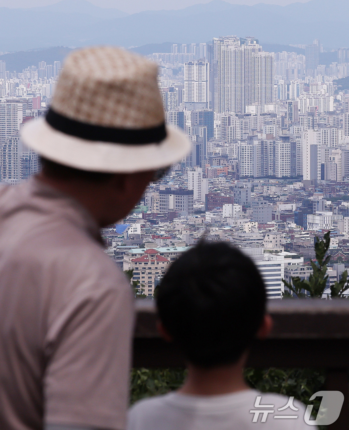 (서울=뉴스1) 박지혜 기자 = 정부의 6·27 가계부채 대책 발표 이후 관망세가 지속되는 등 수요가 위축되면서 서울 아파트 매매가격 상승폭이 5주 연속 축소됐다.31일 한국부동산 …