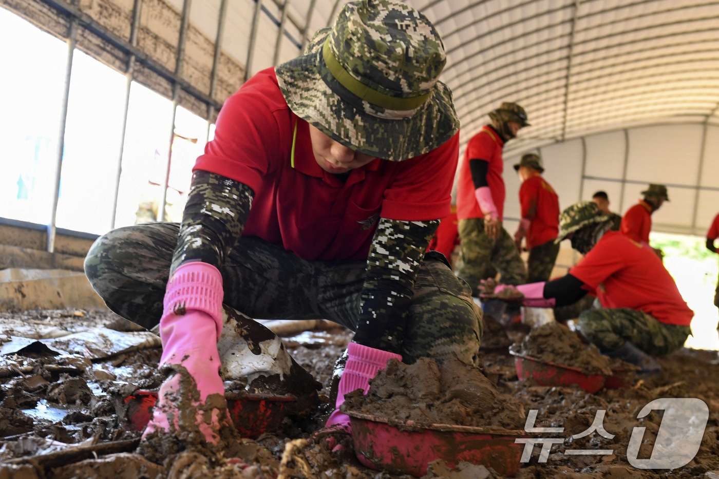 (포항=뉴스1) 최창호 기자 = 해병대 1사단이 집중 호우 피해 지역인 경남 산청군 단선면에서 복구작전을 실시하고 있다.해병대 신속기동부대 소속 장병 500여명을 투입 지난 24일 …