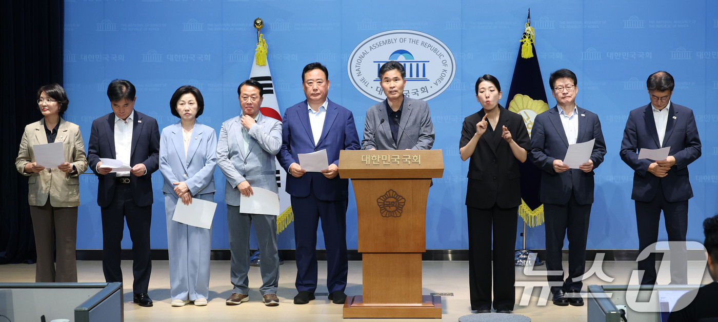 (서울=뉴스1) 이광호 기자 = 국회 농림축산식품해양수산위원회 소속 더불어민주당 의원들이 31일 오후 서울 여의도 국회 소통관에서 한미 통상협상 관련 기자회견을 하고 있다.  20 …