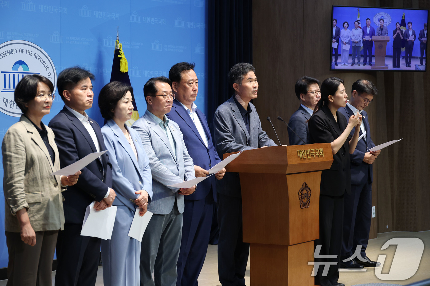 (서울=뉴스1) 이광호 기자 = 국회 농림축산식품해양수산위원회 소속 더불어민주당 의원들이 31일 오후 서울 여의도 국회 소통관에서 한미 통상협상 관련 기자회견을 하고 있다.  20 …